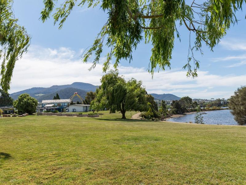 Riverfront Motel Villas