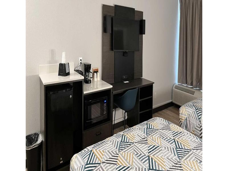 QUADRUPLE TWO QUEEN BEDS NON SMOKING — photo 8