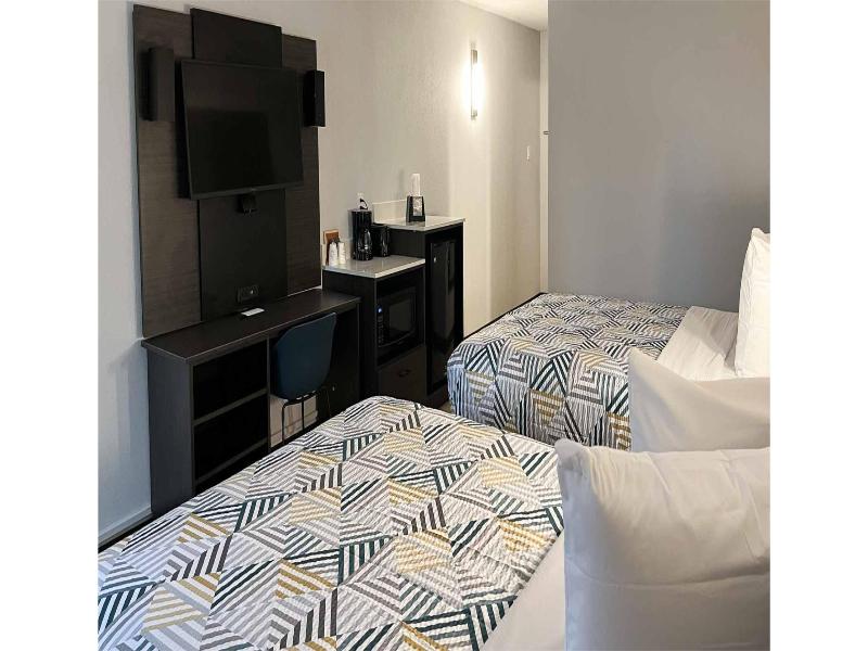 QUADRUPLE TWO QUEEN BEDS NON SMOKING — photo 4