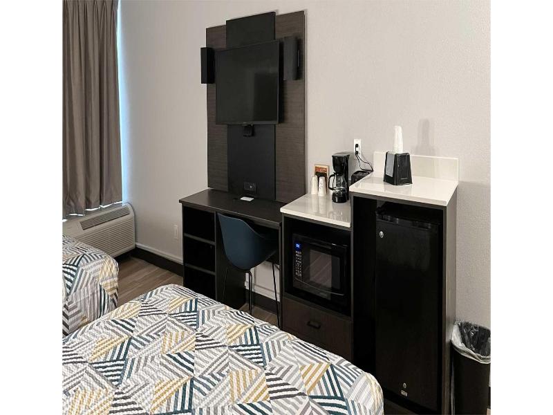 QUADRUPLE TWO QUEEN BEDS NON SMOKING