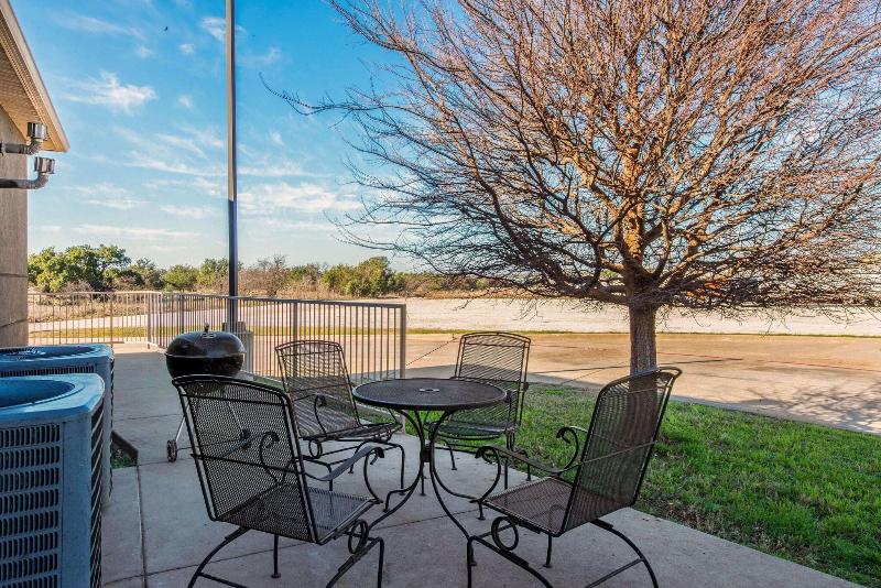 La Quinta Inn Suites Eastland image