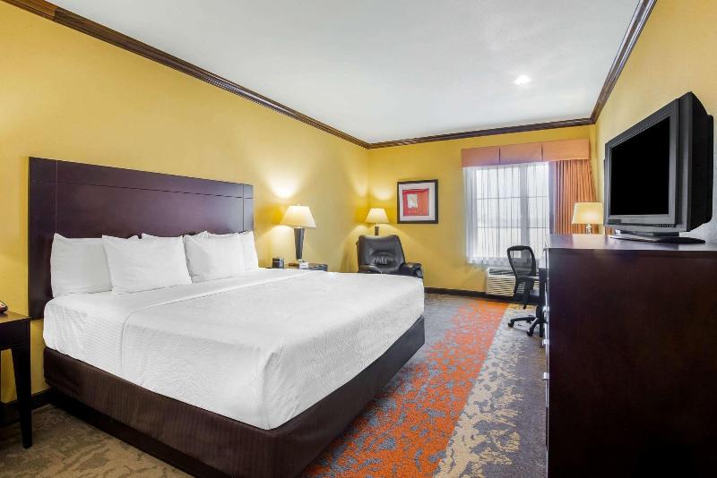 La Quinta Inn Suites Eastland image