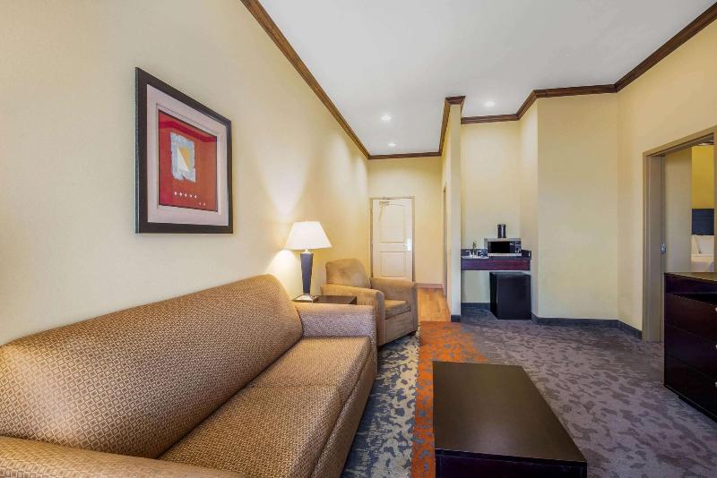 La Quinta Inn Suites Eastland image