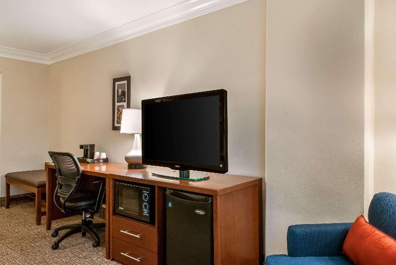 Comfort Inn & Suites At Copeland Tower image