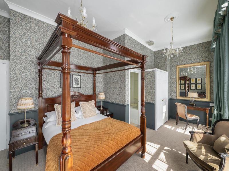 Royal Hotel image