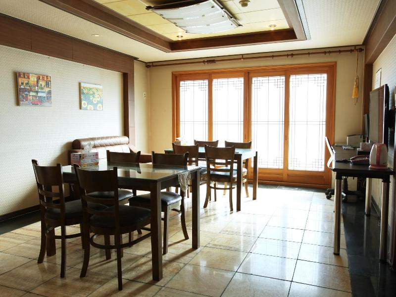 Plus Motel image