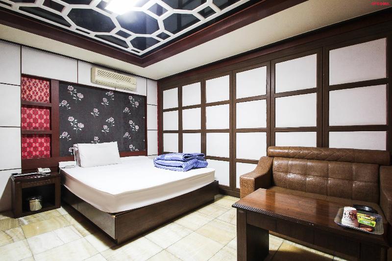Plus Motel image