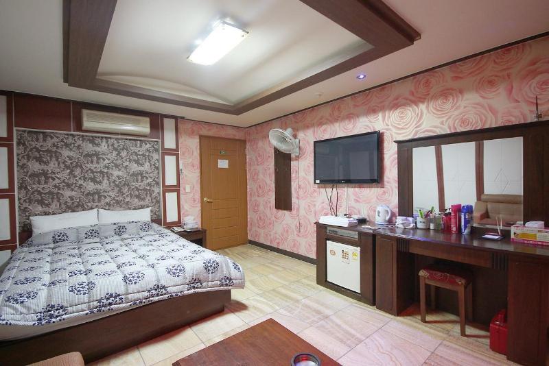 Plus Motel image