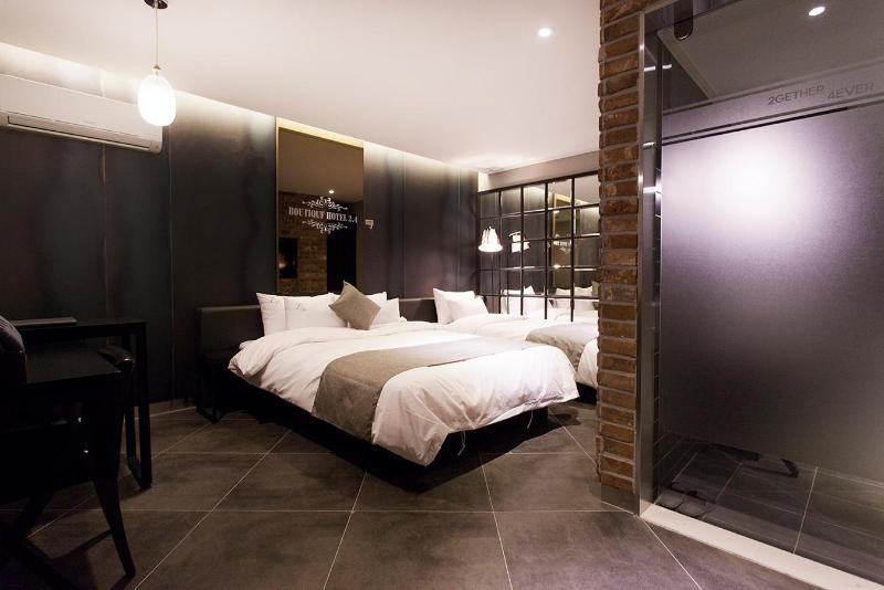 Hotel 2.4