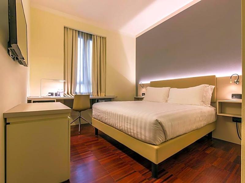 43 Station Hotel image