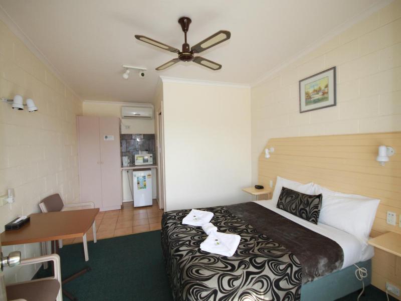 Pelicans Motel San Remo image