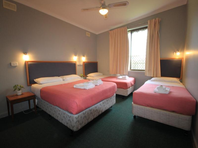 Pelicans Motel San Remo image