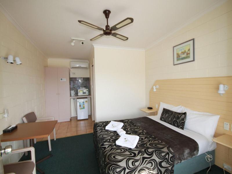 Pelicans Motel San Remo image