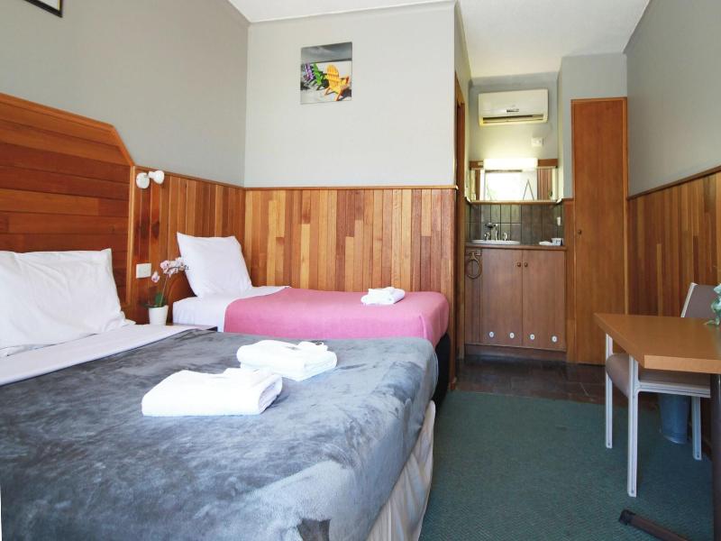 Pelicans Motel San Remo image