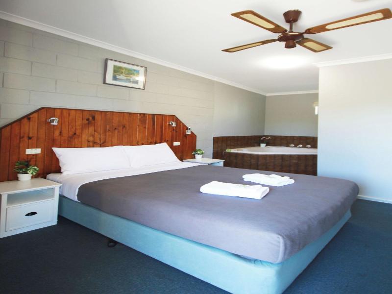 Pelicans Motel San Remo image