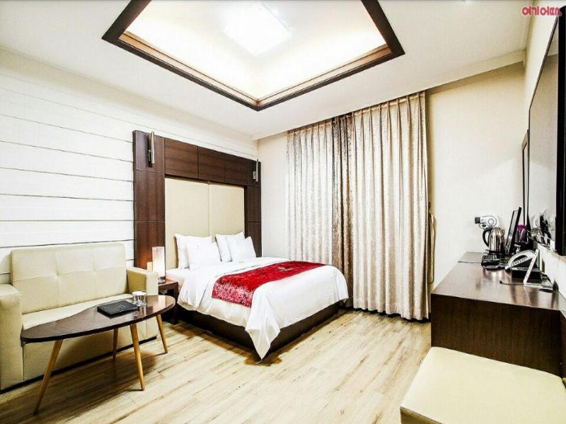 Hotel Charlot Castle image