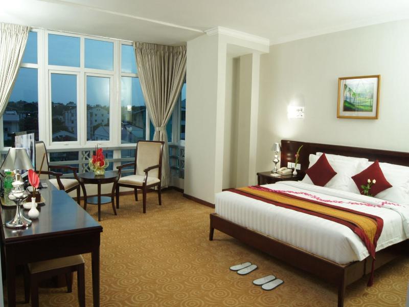 Green Leaf Hotel image