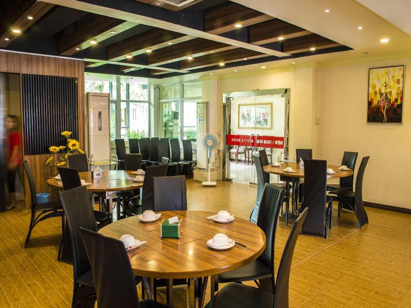 Green Leaf Hotel image