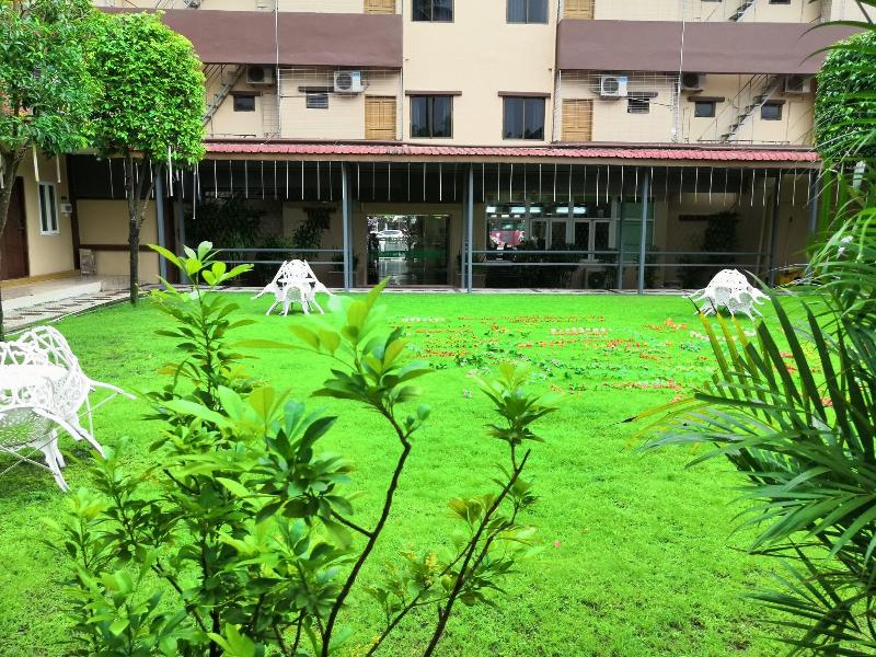 Green Leaf Hotel image