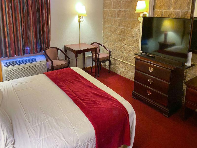 Voyageur Inn And Conference Center image