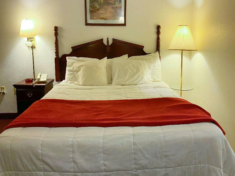 Voyageur Inn And Conference Center image