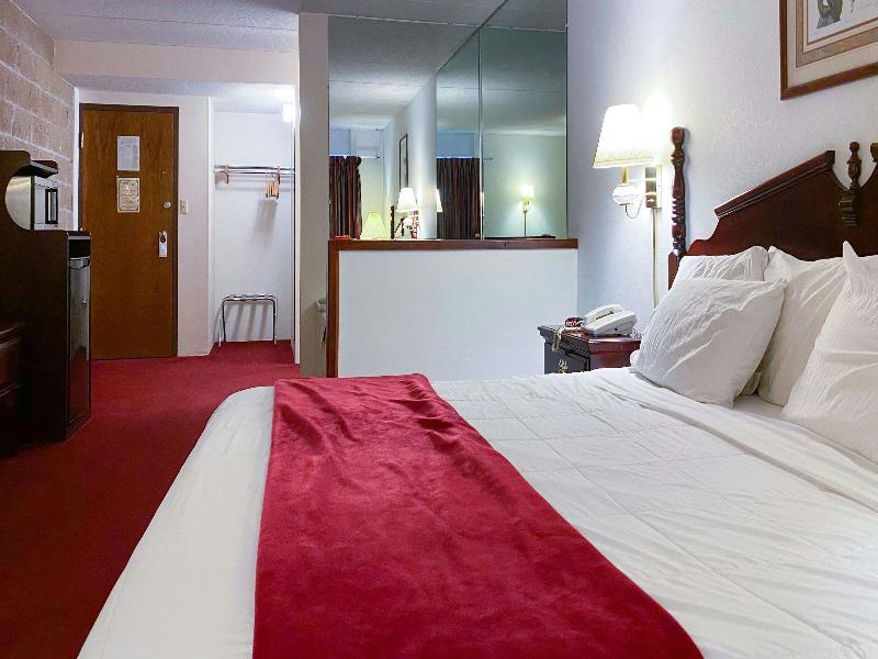 Voyageur Inn And Conference Center image