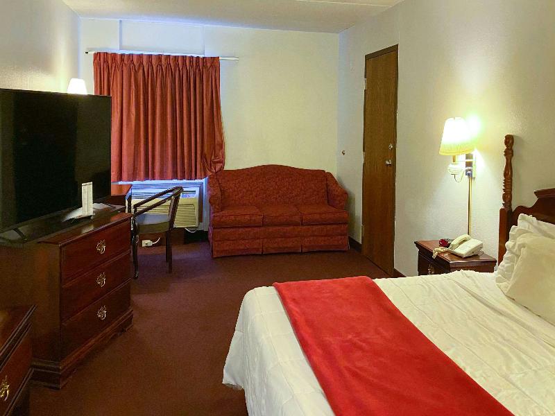 Voyageur Inn And Conference Center image