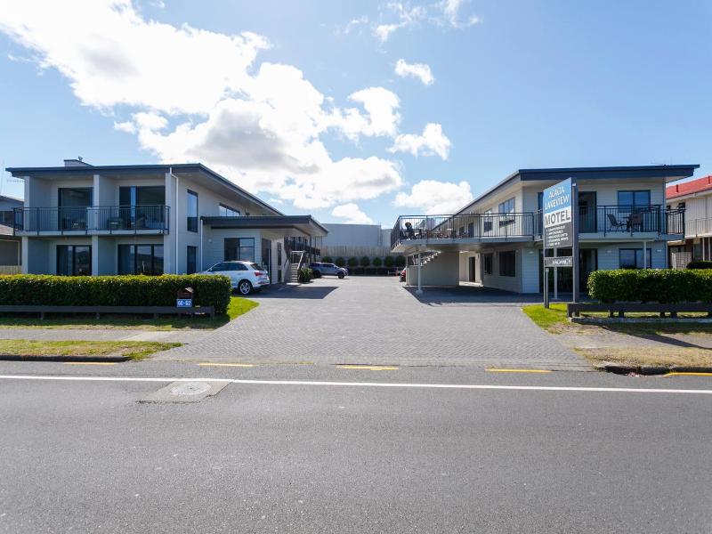 Acacia Lake View Motel image