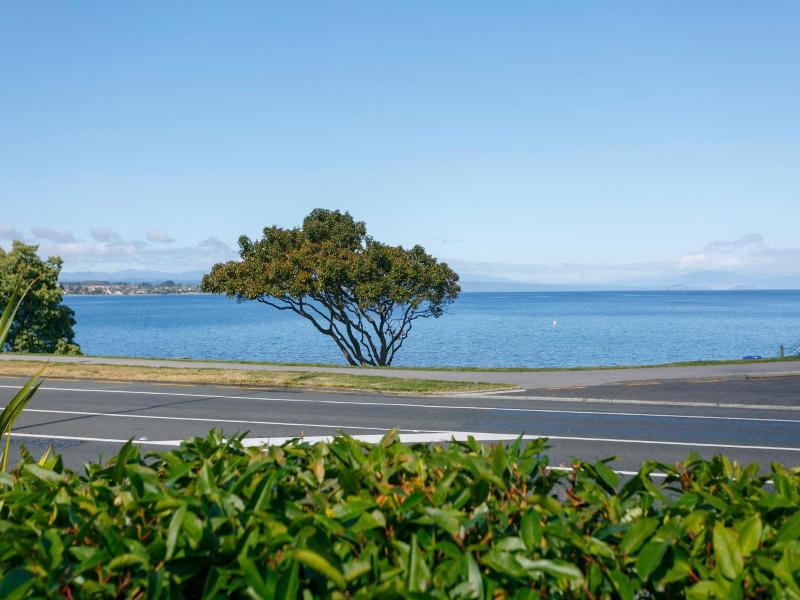 Acacia Lake View Motel image