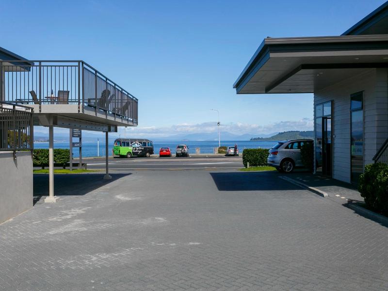 Acacia Lake View Motel image