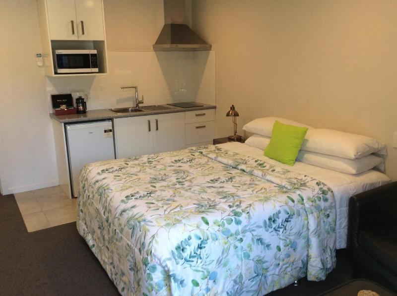 Acacia Lake View Motel image