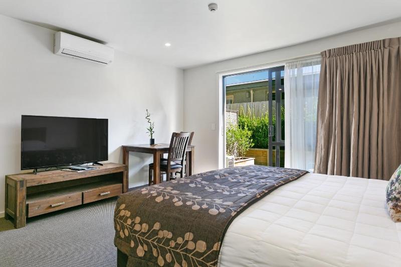 Acacia Lake View Motel image