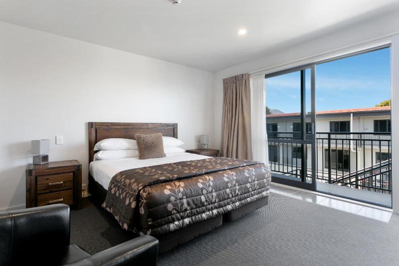 Acacia Lake View Motel image
