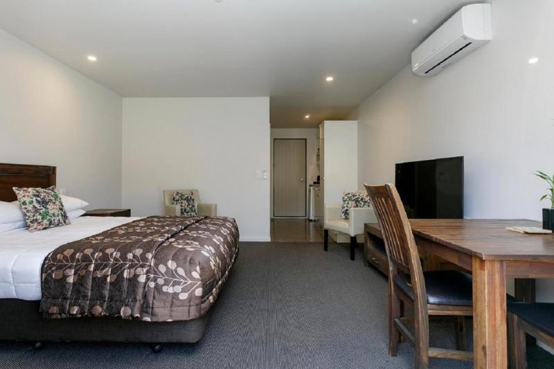 Acacia Lake View Motel image