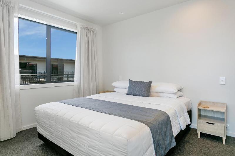 Acacia Lake View Motel image