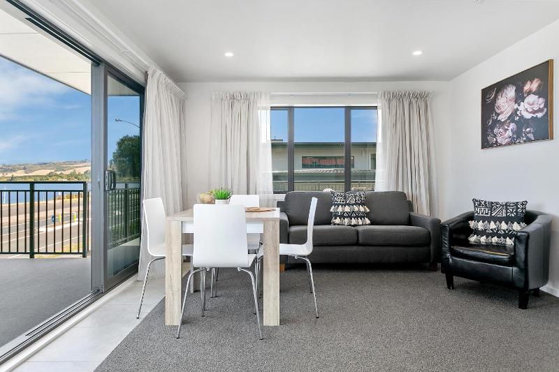 Acacia Lake View Motel image