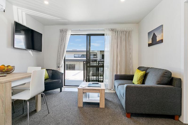 Acacia Lake View Motel image