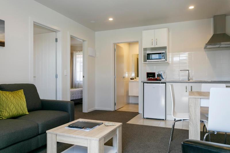 Acacia Lake View Motel image