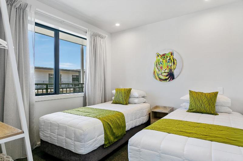 Acacia Lake View Motel image
