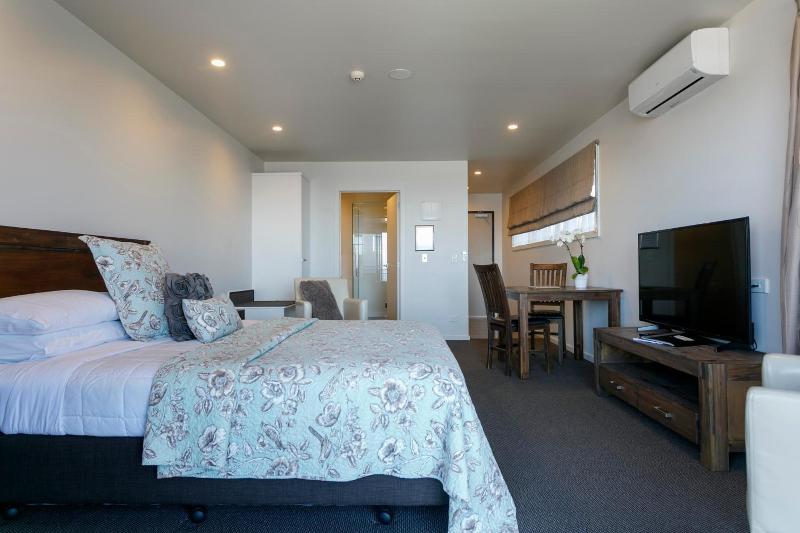 Acacia Lake View Motel image