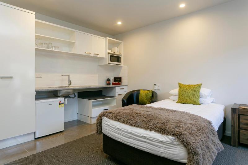 Acacia Lake View Motel image