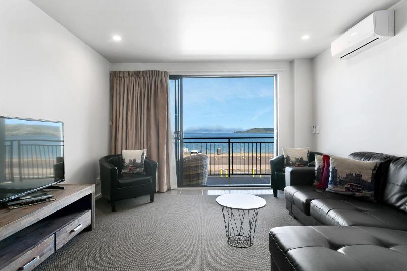 Acacia Lake View Motel image