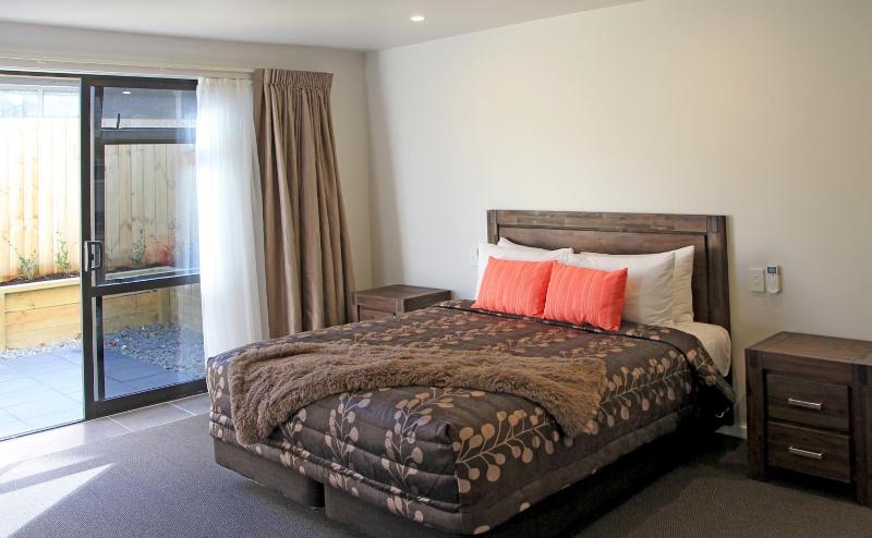 Acacia Lake View Motel image