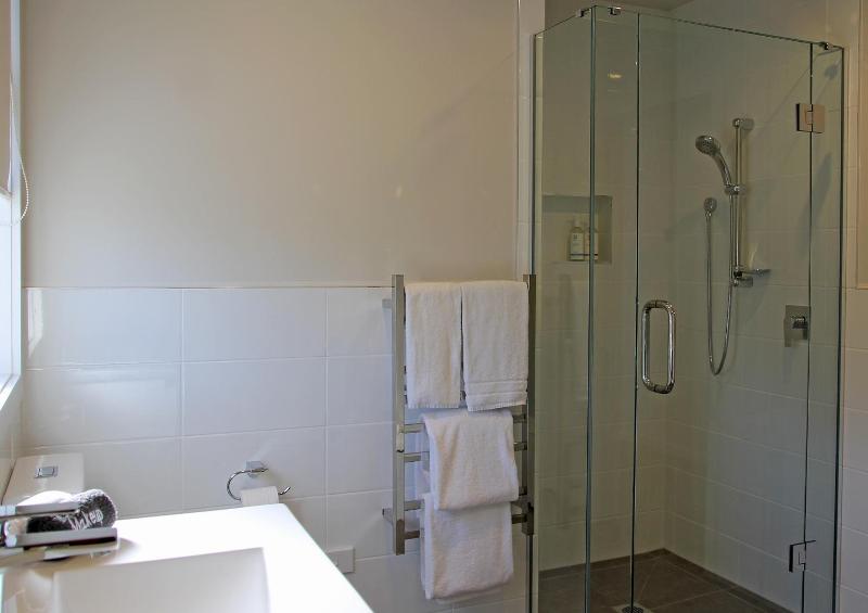 Acacia Lake View Motel image