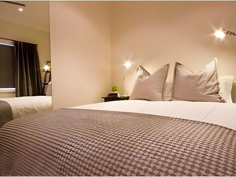 Townhouse Hotel image 2