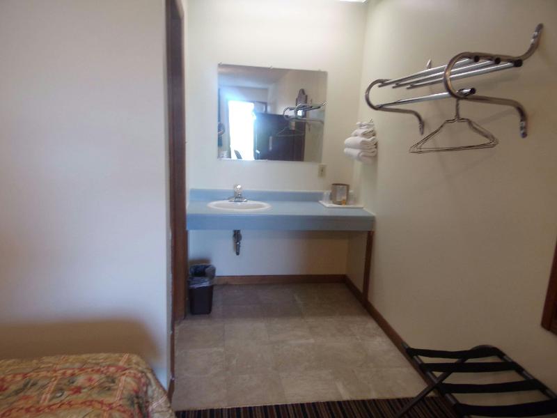 Huggy Bear Motel Warren image
