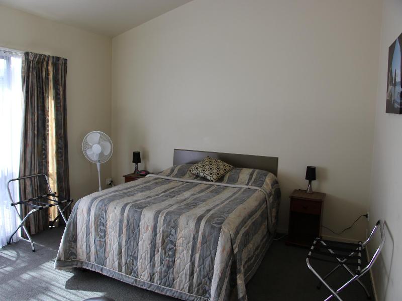 Peninsula Motel image