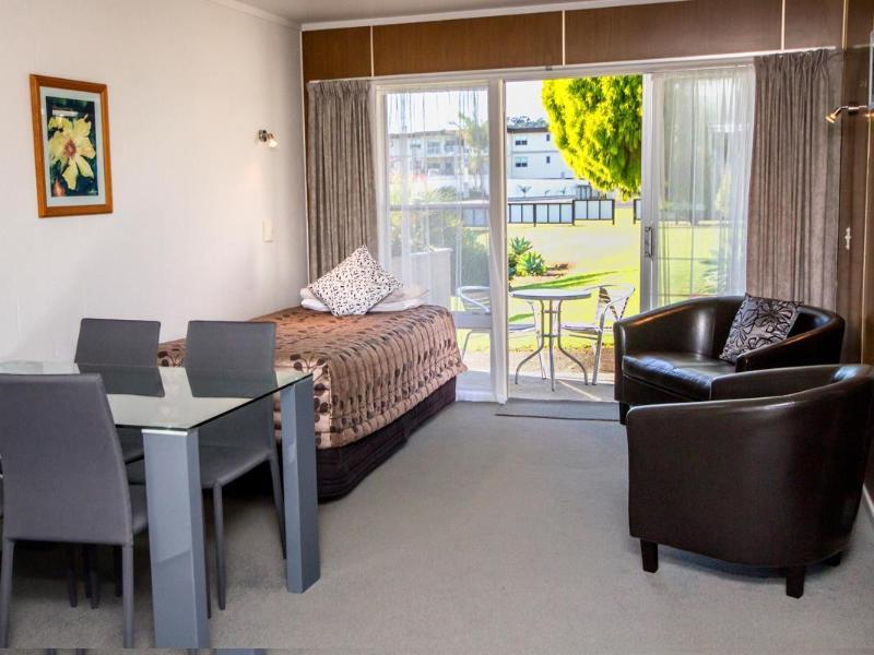 Peninsula Motel image