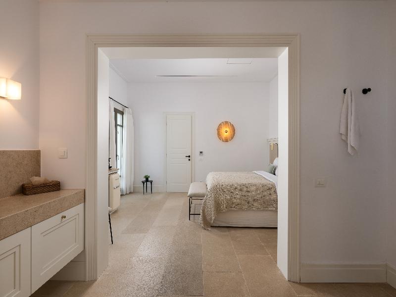 Bonzoe Suites & Villas image