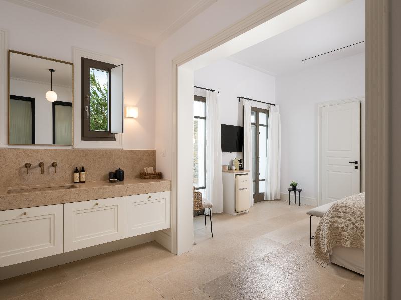 Bonzoe Suites & Villas image